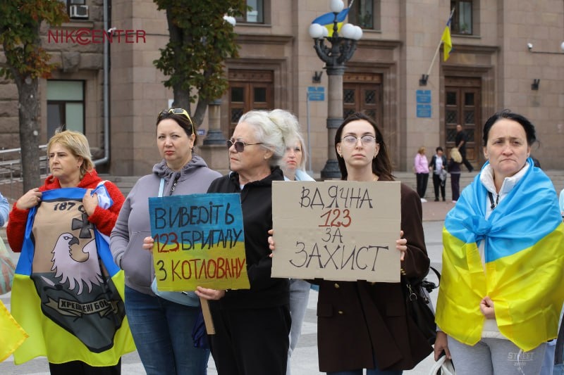 В Николаеве у горсовета родственники 123-й бригады ТРО требовали обеспечить подразделение оружием