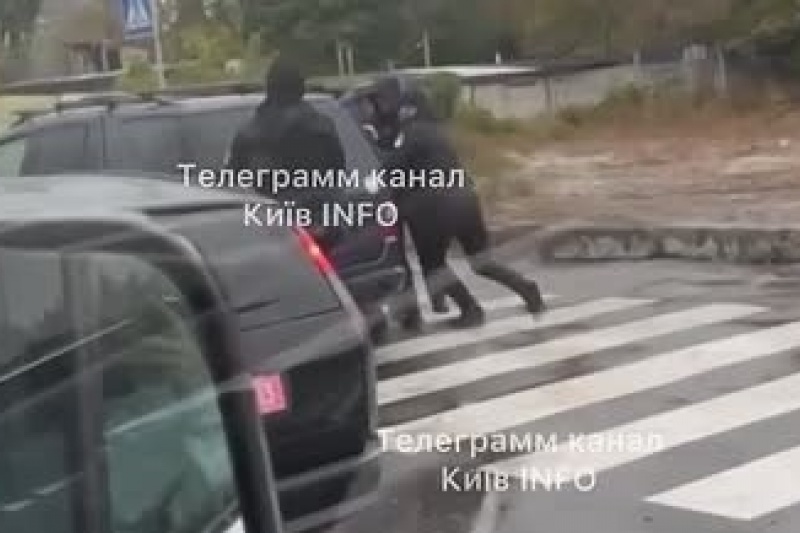 В Киеве при мобилизации полицейские избили мужчину ногами