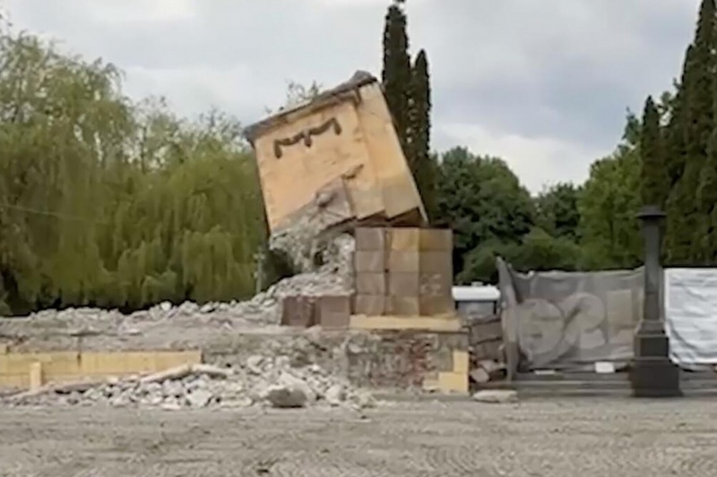 Во Львове украинские вандалы завершают расправу над мемориальным комплексом «Холм Славы»