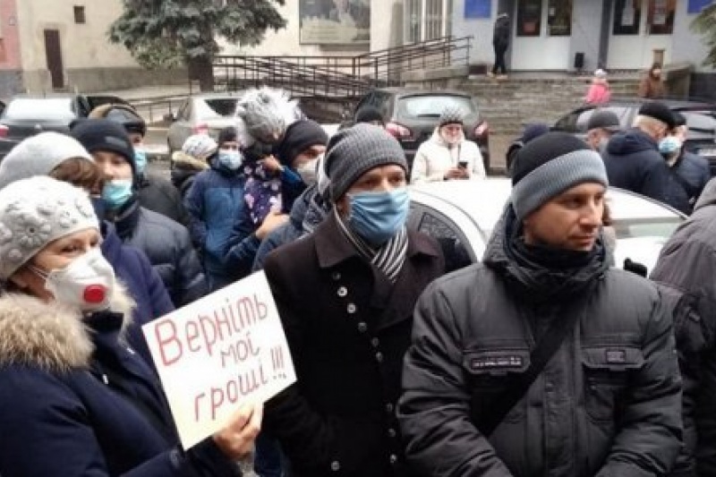 В Сумах бывшие работники завода вышли на митинг к исполнительной службе