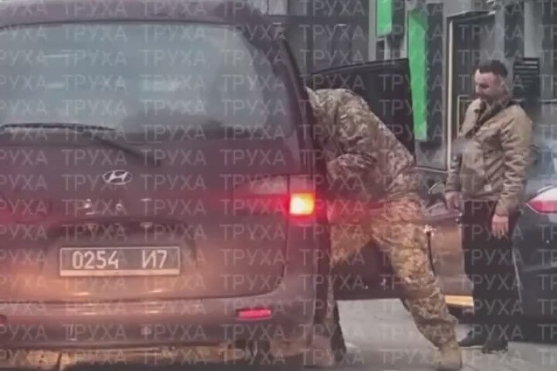 Во Львове жители двора заблокировали машину ТЦКашников, и те вынуждены были отпустить свою добычу