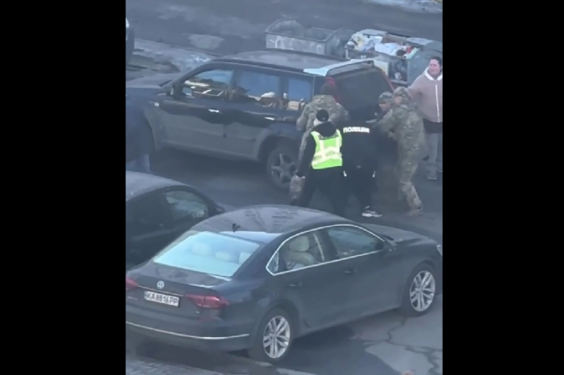 Киев. Полиция участвует в бусификации людей наравне с людоловами! Сопротивляйтесь!