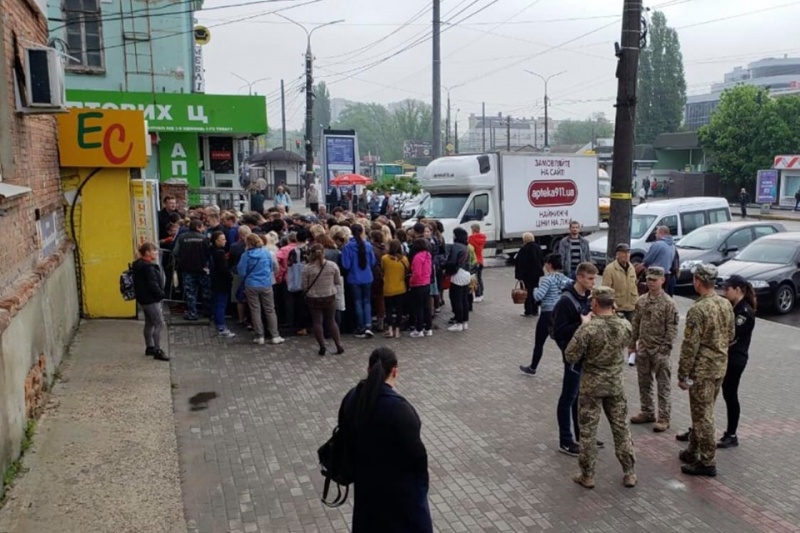 Фотофакт: біля секонд-хенду в центрі Сум — шалена черга і люди у формі