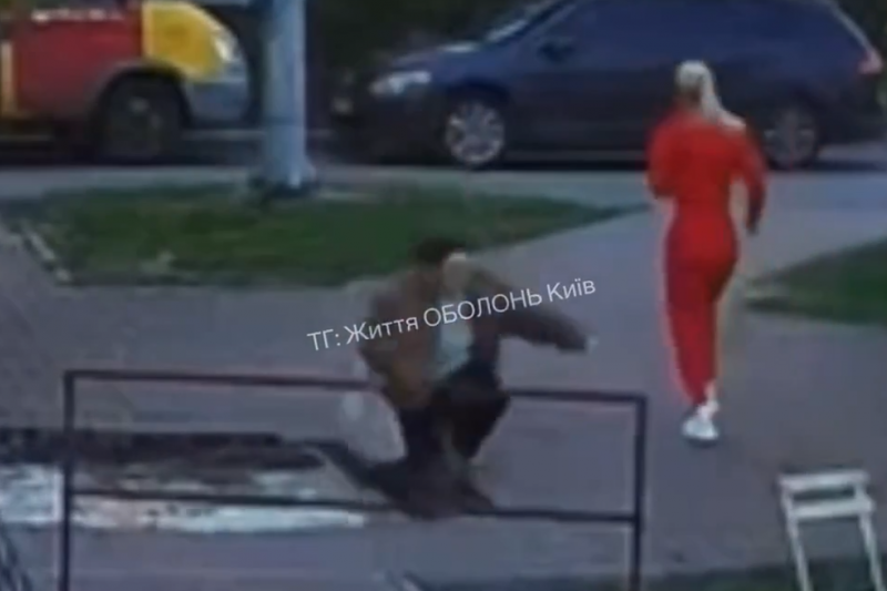 В Киеве на Оболони женщина провалилась в яму с кипятком