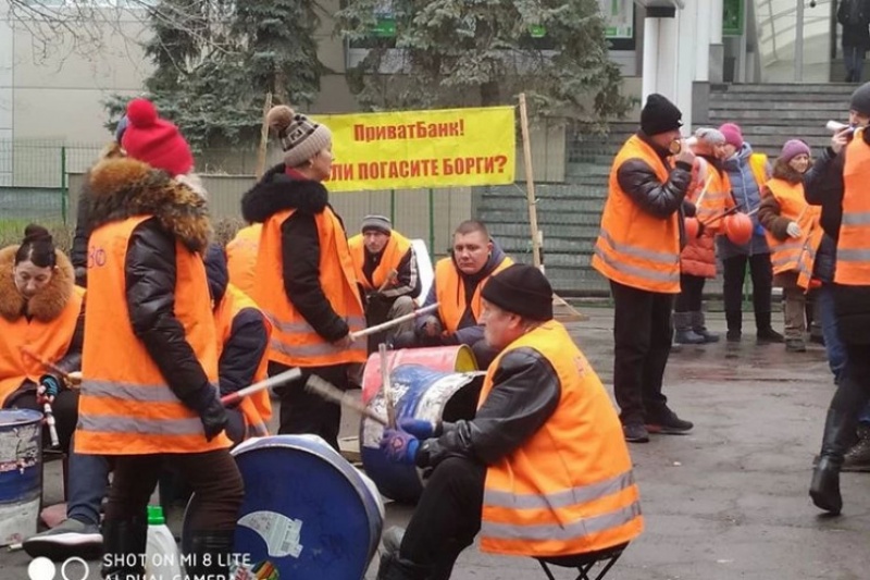 У Дніпрі пікетувальники грають на мітингах на "барабанах"