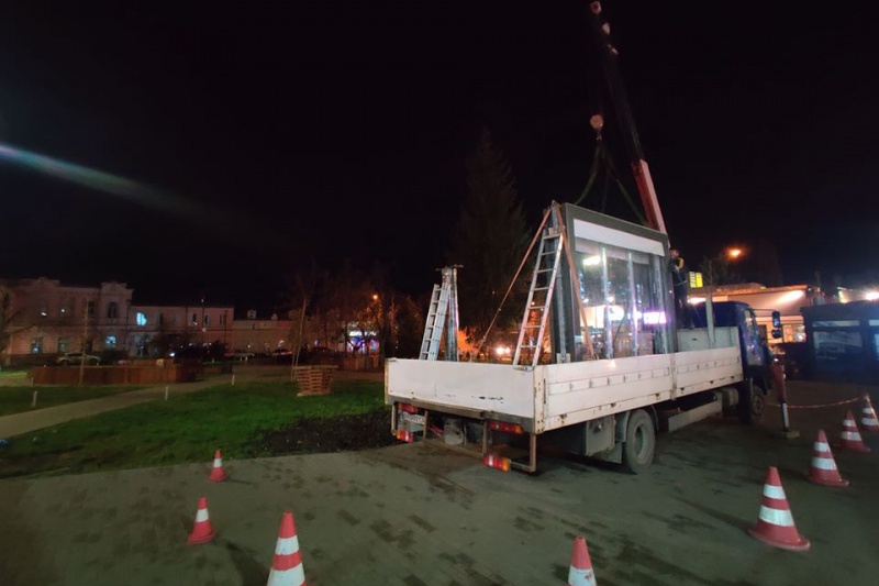 У центрі Сум зі скандалом намагалися встановити новий білборд. Приїхала поліція