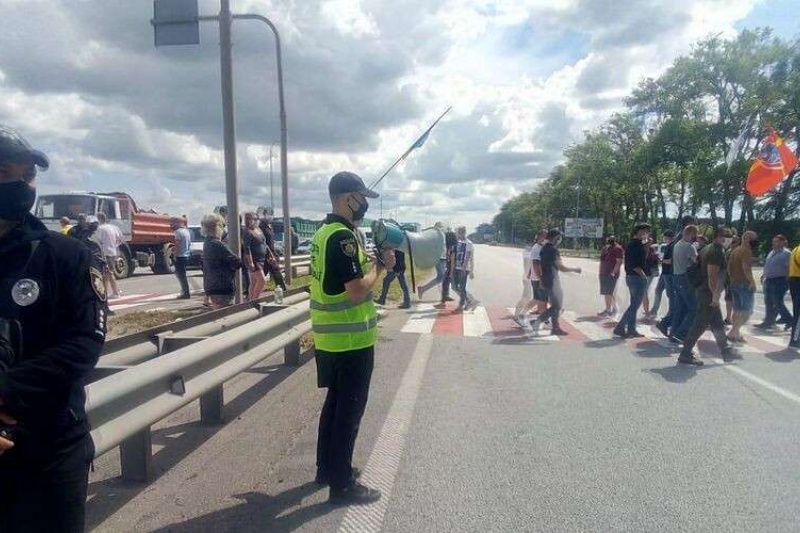 Под Днепром возле "Быка" родители перекроют трассу