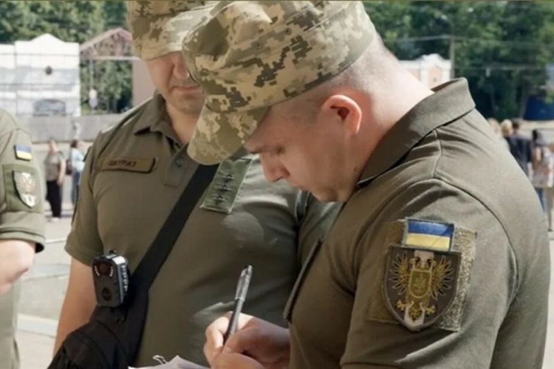 Харьковчанин отбивался от ТЦКашников ножом