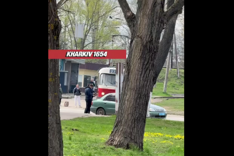 В Харькове на конечной остановке трамвая полиция загребла всех мужчин и отвезла в ТЦК