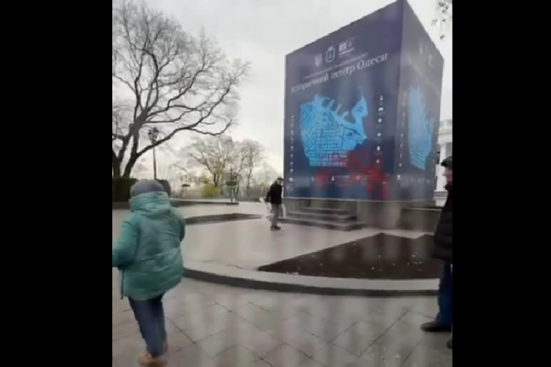 В Одессе нацики поставили дежурного возле памятника Пушкину, чтобы он не давал одесситам чтить память великого поэта