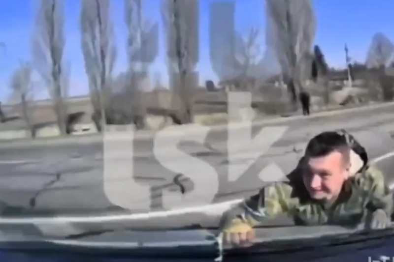 В Луцке смелый водитель прокатил людолова с ветерком на капоте своей машины