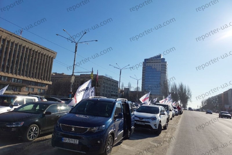 В Запорожье недовольные тарифами на коммуналку предприниматели устроили митинг и автопробег