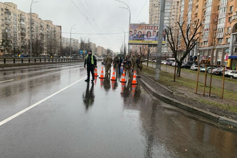 Киев. В Оболонском районе ТЦК типа ловила ДРГ, а на самом деле раздавала повестки