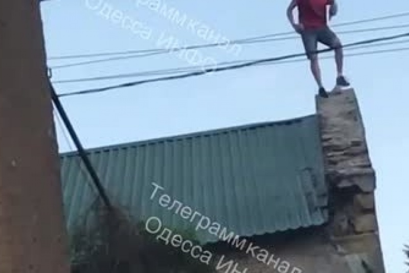 В Одессе насильно мобилизованный вылез на крышу ТЦК и начал швырять в карателей кирпичами