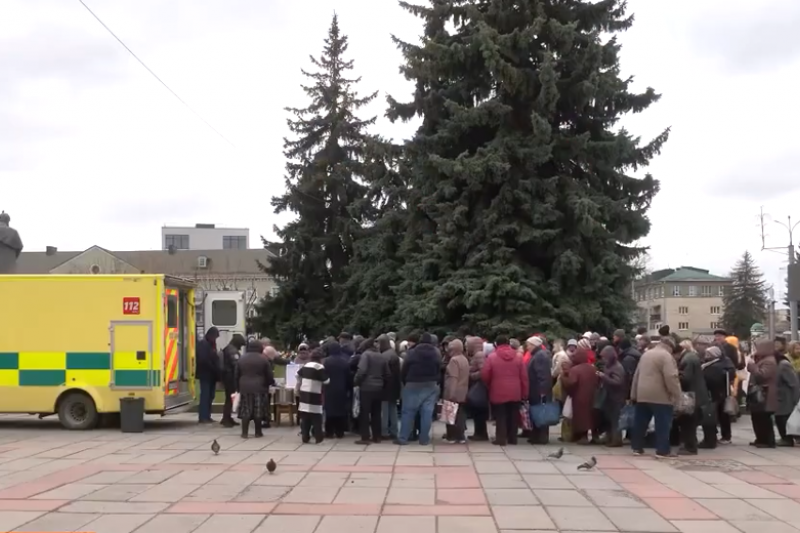 В центре Ровно произошла толкотня и давка из-за раздачи бесплатной еды