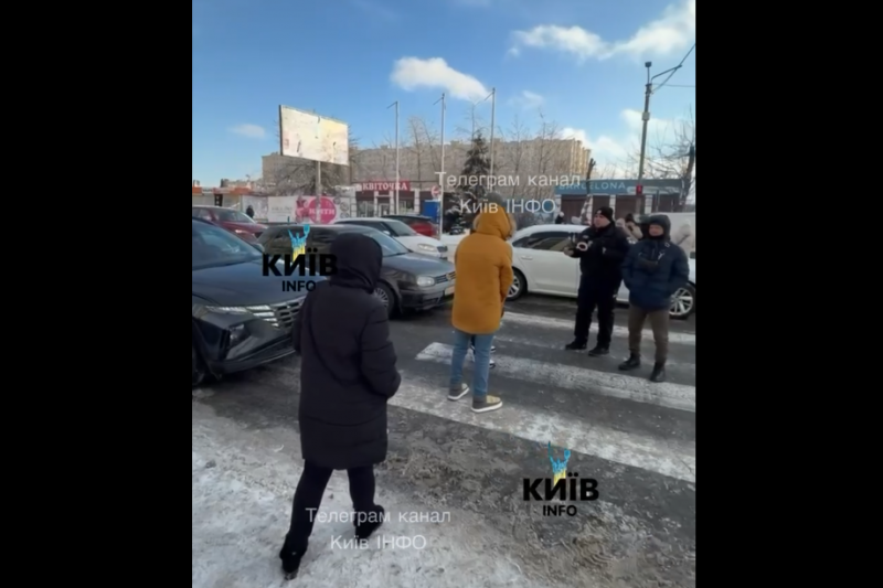 В Киеве люди перекрыли Окружную из-за отсутствия света