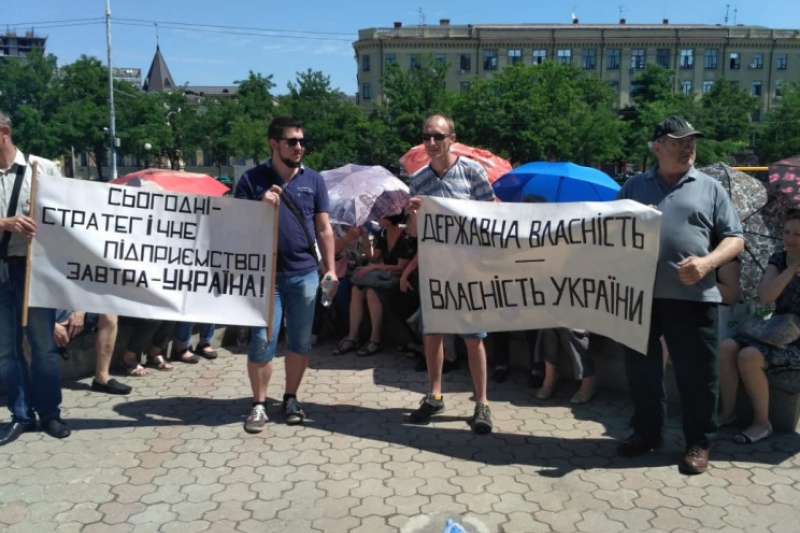 Під вікнами Філатова влаштували мітинг під парасольками