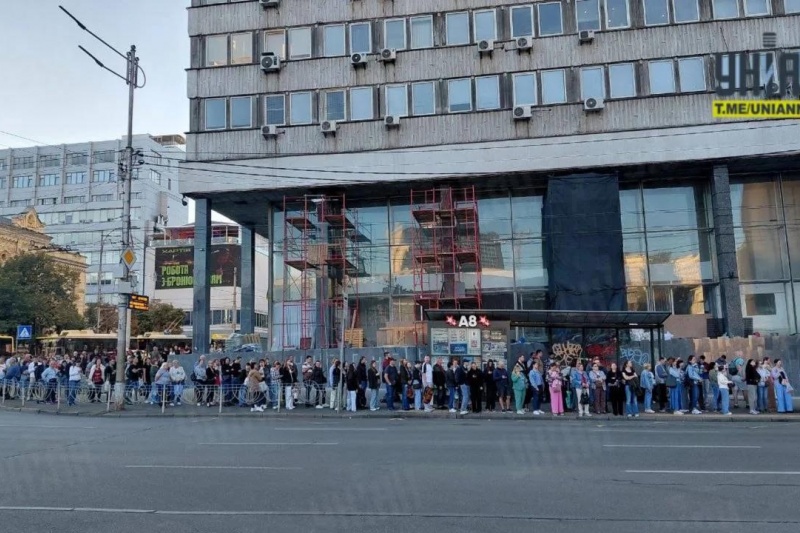 В Киеве снова зазвучали воздушные тревоги и начался транспортный коллапс