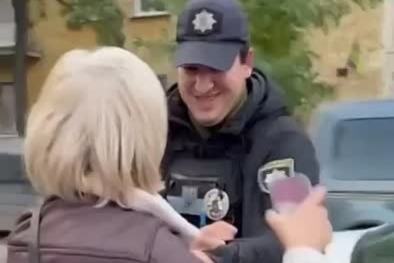 В Киеве полицай во время мобилизационного конфликта толкнул женщину, она ударилась головой об асфальт