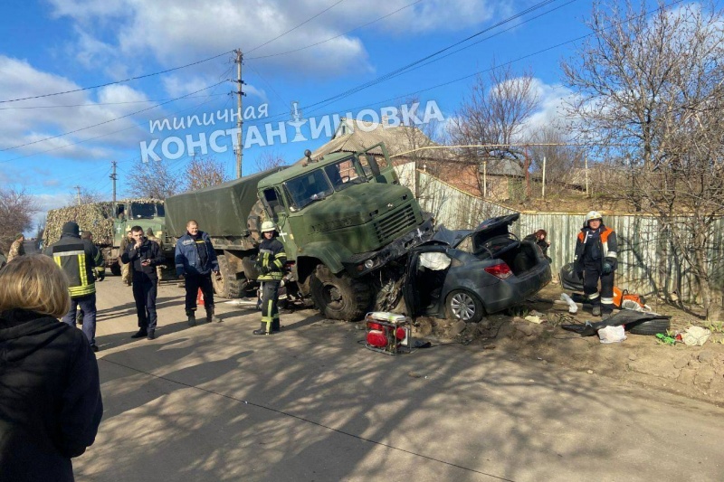 В Константиновке украинский большегруз раздавил мимоездом такси вместе с таксистом