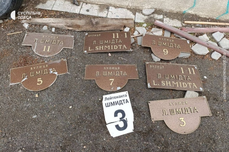 В Одессе украинские вандалы уничтожили мемориальные доски Пушкину и Бунину, а также – аншлаги на улице Шмидта