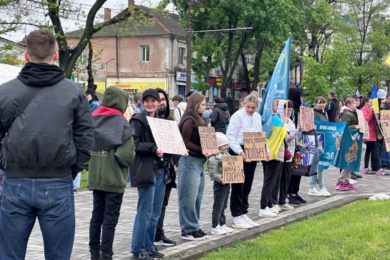 В Николаеве родственники требовали от властей возвратить из плена ВСУшников и азовцев