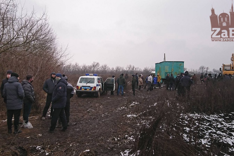 "Каолиновая война" под Запорожьем: на место стройки завезли технику, активисты собирают подкрепление