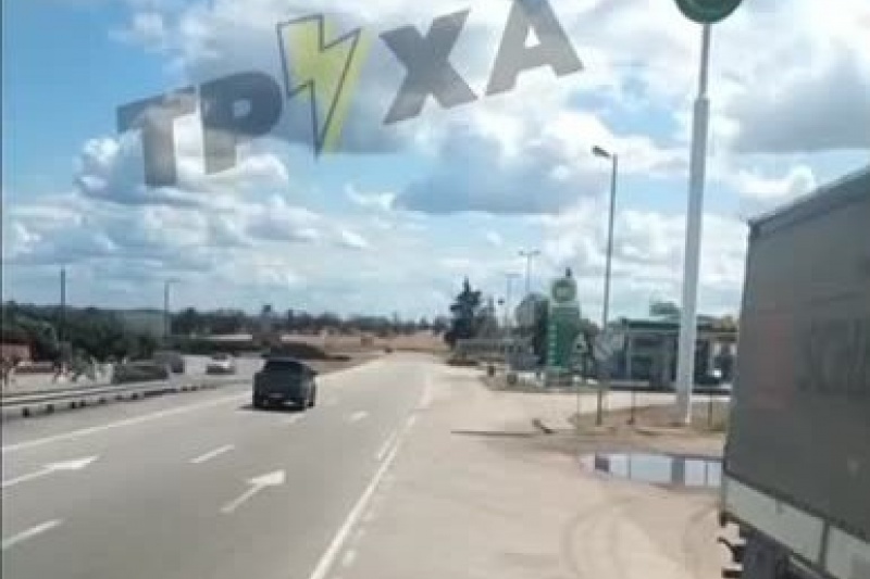 В Запорожье со стороны Днепра ТЦКашники заблокировали фуру и держат уже пятые сутки – хотят бусифицировать водителя