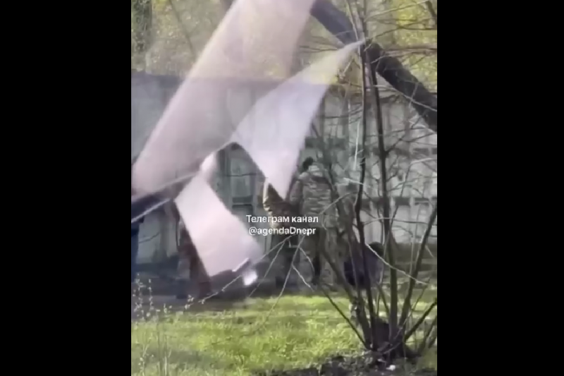 В Днепре ТЦКашники избивали мужчину и скакали по его позвоночнику