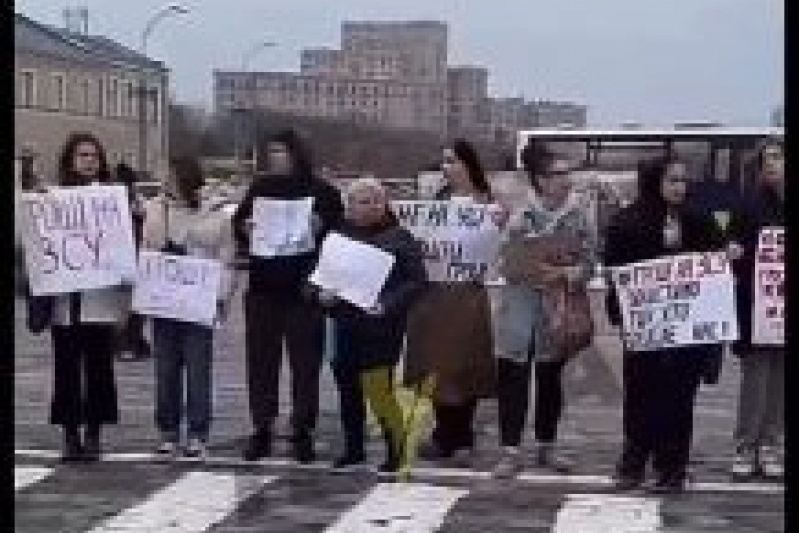 В Харькове преподаватели ВУЗов вывели студентов на акции с требованием передать бюджетные средства города в центр