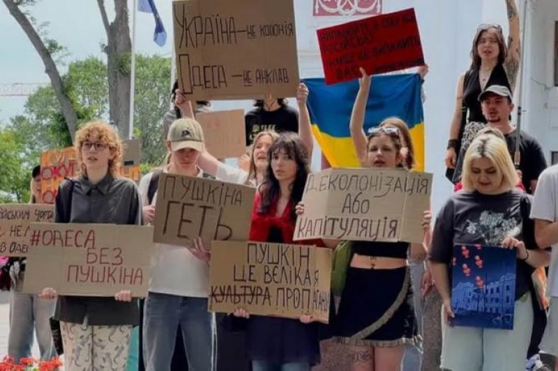В Одессе на выходных случился малочисленный митинг за снос памятника Пушкину
