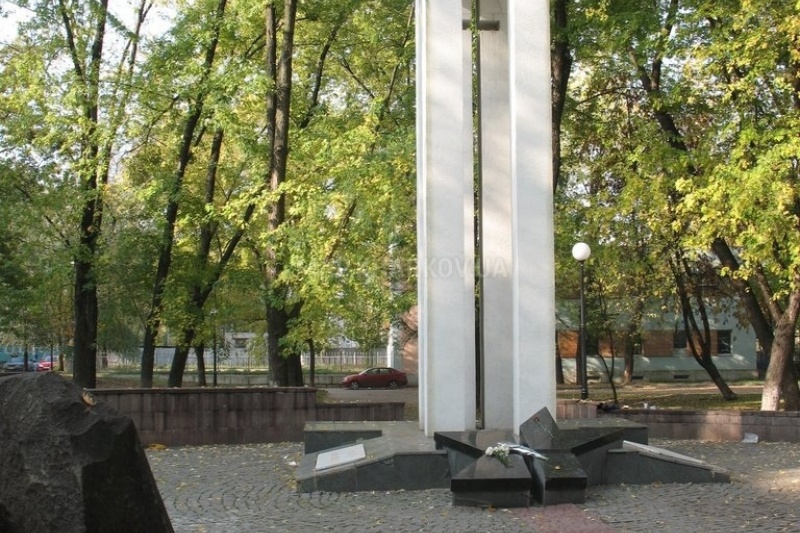 В Харькове нацисты уничтожают памятник советским воинам-интернационалистам