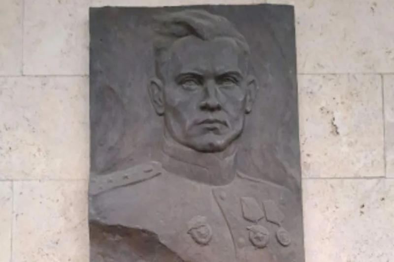 В Житомире нацистские вандалы уничтожили мемориальную доску молодогвардейца Ивана Туркенича