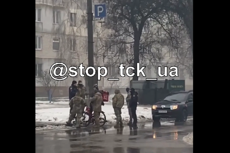 В Черкассах людоловы запаковали курьера, развозившего на велосипеде заказы