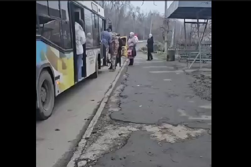 В Кривом Роге ТЦКашники на остановке ворвались в автобус