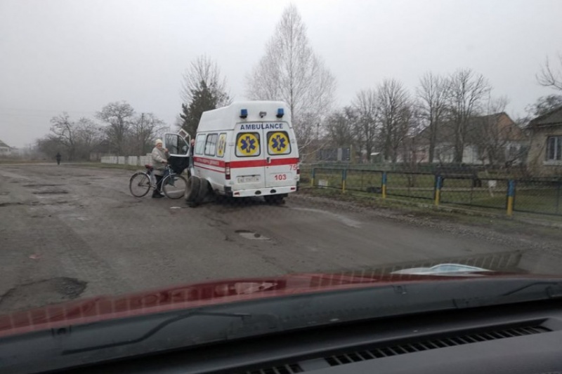 На Дніпропетровщині через ями на дорогах "швидка" не доїхала до пацієнта