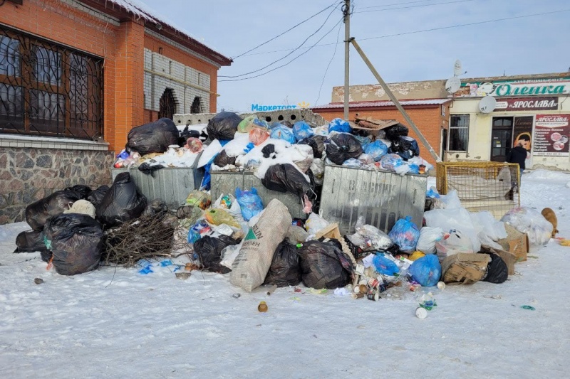 У місті на Полтавщині понад тиждень не вивозять сміття – місцеві починають палити його в баках