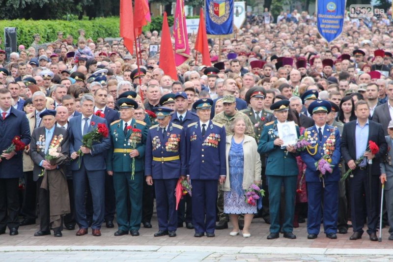 У Полтаві тисячі жителів міста поклали квіти до Меморіалу Солдатської Слави