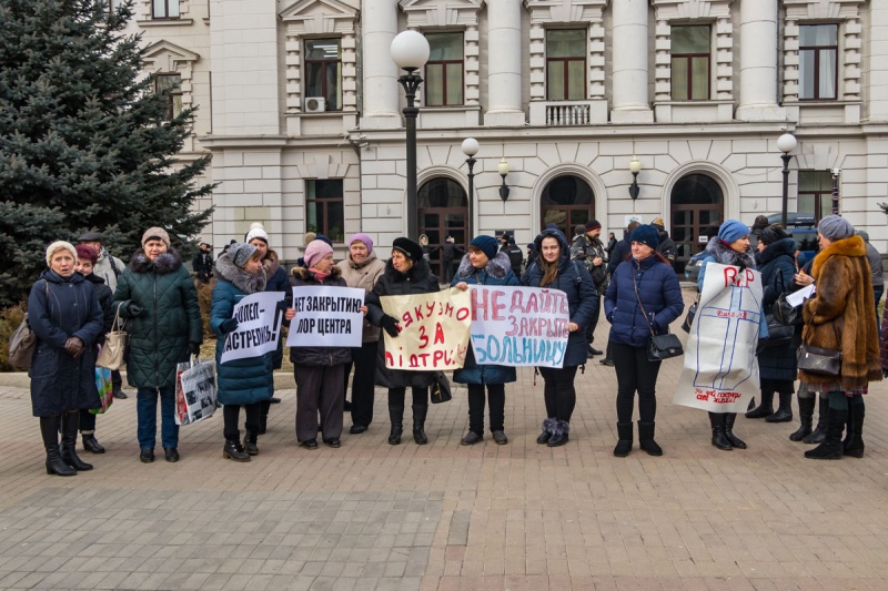 «Заболел — застрелись»: в Днепре врачи вышли на протест под облсовет