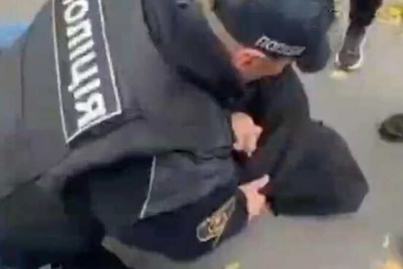 В Киеве женщины вырвали мужчину из лап ТЦКашника и полицейского