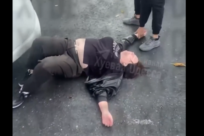 В Одессе при бусификации мужчины полицай схватил женщину за горло, и она потеряла сознание