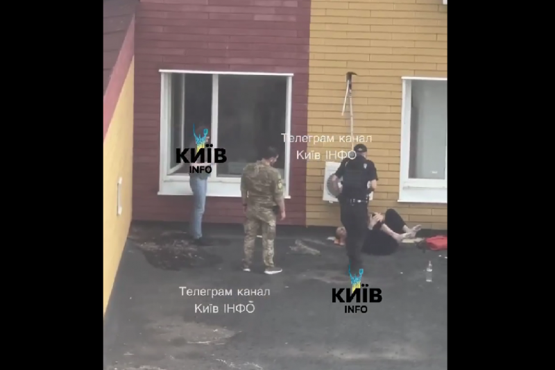 В Киеве на Оболони мужчина выпрыгнул из окна больницы, спасаясь от ВЛК, но был задержан