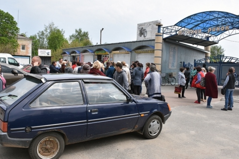 У Глухові підприємці з речового ринку продовжують вимагати, щоб їм дозволили працювати