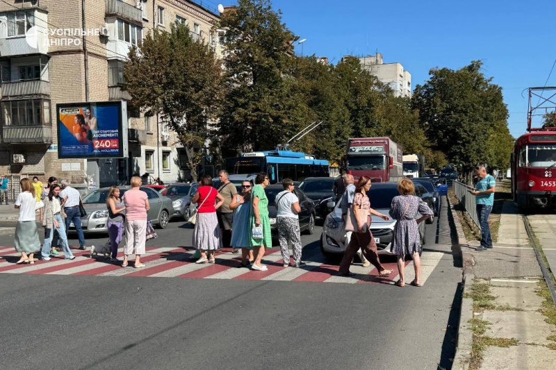 В Днепре люди перекрыли улицу Рабочую из-за отсутствия в домах воды и света