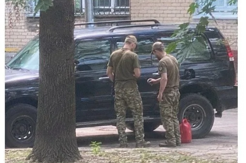 ТЦКашники втихаря сливают себе бензин из припаркованных во дворах Днепра машин