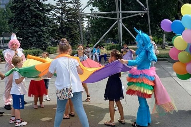 Святкова форма протесту: в Запоріжжі батьки влаштували свято, щоб висловити незгоду з реформою шкіл