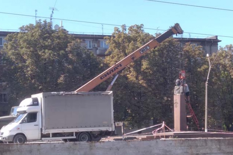 В Каменском снимают бюст Брежнева