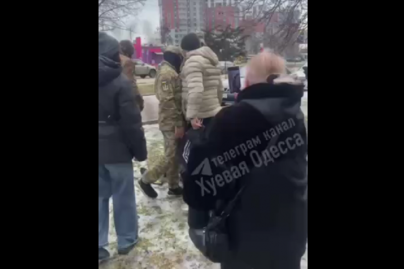 В Одессе женщины спасли мужчину от бусификации и прогнали ТЦКашников