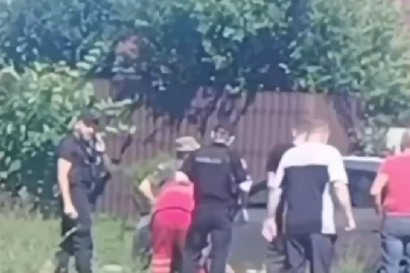 В Кривом Роге ТЦКашник типа случайно попал под машину