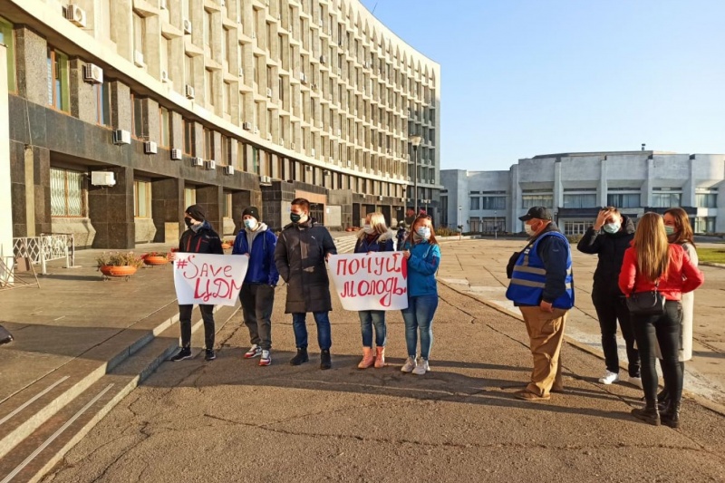 Під сумською мерією мітингує молодь